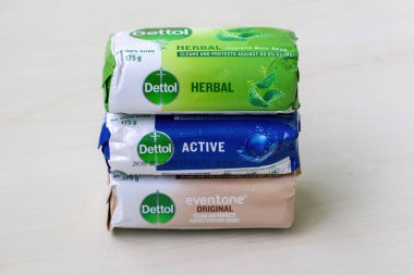 Dettol hijyen sabunu, Dettol bitkisel, Dettol aktif koku koruması, ve Dettol bile orjinali açık ahşap bir yüzeye istiflenmiş, günlük mikroplara karşı temizlik ve koruma.