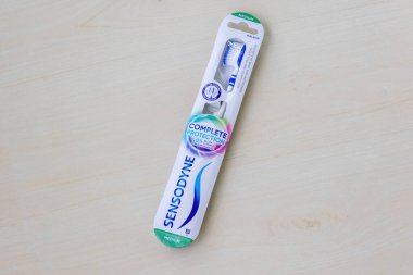 Sensodyne Gelişmiş Diş fırçası paketinde tam koruma diş fırçası. Diş hassasiyeti ve ağrıya karşı koruma sağlar ve diş ve diş etlerini desteklemek için florür içerir..