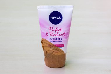 Tüpün içinde kullanılmamış bir NIVEA yüz yıkama programı. Normal cilt kombinasyonu için & Parlak Hatta Ton Temizleyici Köpük.