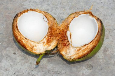 Taze, taze hindistan cevizi yarıya bölünmüş, sulu beyaz eti ortaya çıkarıyor. Lezzetli ve sulu.