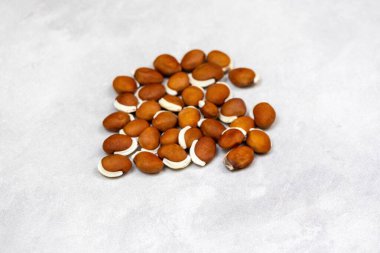 Beyaz arka planda izole edilmiş kuru sümbül lahanası (Labaratuvar purpureus) sağlıklı bir besindir. Protein, lif, çeşitli vitamin ve mineraller için iyi bir kaynaktır..