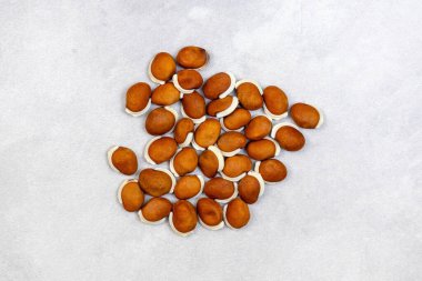 Beyaz arka planda bulunan kuru sümbül lahanalarının (Labaratuar purpureus) üst görüntüsü. Bu filizler sağlıklı bir besin kaynağı ve iyi bir protein, lif ve çeşitli vitamin ve mineraller..