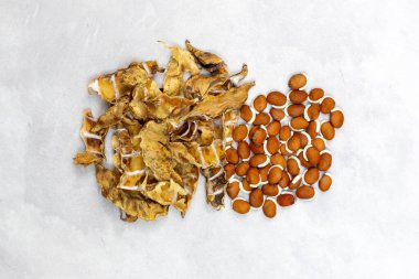Beyaz arka planda güneşte kurutulmuş fasulye filizlerinin üst görüntüsü. Bu sağlıklı fasulye filizleri mükemmel bir protein, lif, vitamin ve mineral kaynağıdır. Kalorisi ve yağı azdır..