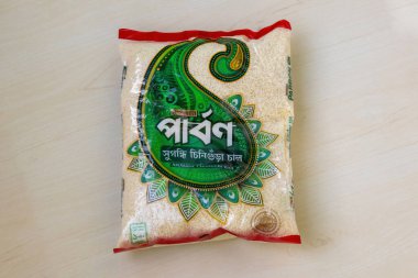 Ahşap yüzeyde Ispahani Parbon Aromatik Chinigura Rice 1kg. Polao, Biryani, Tehari, Khichuri ve tatlılar için mükemmel. Doğal aroma ve eşsiz taneler.