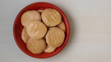 Mughlai mutfağından geleneksel Bengali ekmeği olan lezzetli, çıtır çıtır Bakarkhani (Baqarkhani) kilden bir tabakta servis ediliyor. Hafif ahşap bir yüzeyde çekilen nefis manzaralı yemekler..