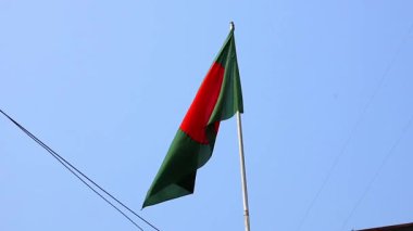 Gerçek Bangladeş bayrağı rüzgarda hafifçe dalgalanır, verimli toprakları somutlaştırır, yeni bir ulusun yükselen güneşi, ve bağımsızlık için dökülen kan.