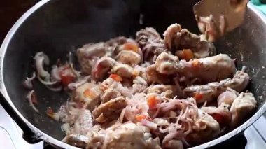 Lezzetli İranlı Tavuk Karahi (Kadai Bhuna) evde spatulayla karıştırılmış köri. Sıcak, baharatlı İran tavuğu kadhai pişirme, lezzetli ve iştah açıcı..