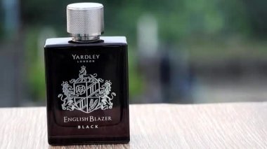Yardley London İngiliz Blazer Black EDP şişesi. Ön manzara, doğa bokeh arkaplan.