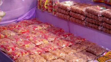 Kishoreganj, Bangladeş - 23 Şubat 2025 - Kishoreganj, Bangladeş ticaret fuarında çeşitli cips, patlamış mısır, şeker, çikolata sergisi.