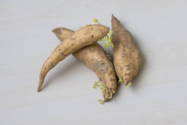 Tahtada lahanası olan taze patates (Ipomoea batatas). Organik, sağlıklı sebze kökü diyet ve sağlık için..