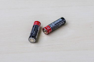 Sunlite Heavy Duty AA bataryaları hafif ahşap. Saatler, kumandalar, oyuncaklar için çok yönlü.
