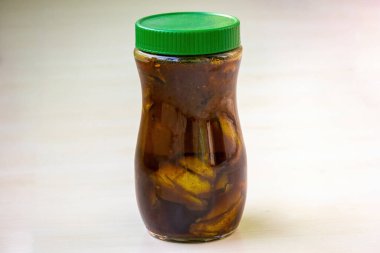Cam kavanozda lezzetli ve ekşi mango turşusu. Güney ve Güneydoğu Asya 'da popüler olan taze yeşil mangodan yapılmıştır..
