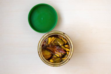Açık cam kavanozda, açık ahşap manzaralı lezzetli ve ekşi mango turşusu. Güney ve Güneydoğu Asya 'nın popüler lezzetleri.