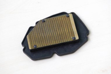 Kirli motosiklet hava filtresi, uzun kullanımdan sonra, arka görüş. Kullanılmış bisiklet parçası toz ve aşınmayı gösteriyor.