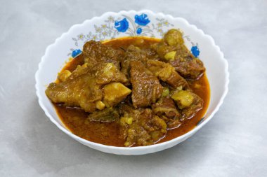 Beyaz kasede nefis ev yapımı körili biftek. Yağlı, sağlıklı, protein zengini yemek.