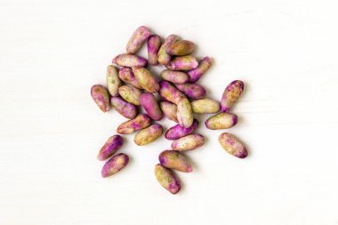 Siyah erik tohumu, Syzygium cumini, beyaz üzerine izole edilmiş. Java eriği, Jamun, Jambul, Jambolan, Hint böğürtlen tohumları..