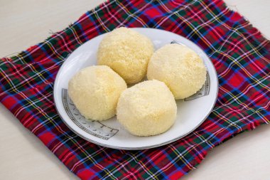 Seramik tabakta popüler Bengali Kachagolla tatlısı. Yumuşak, süngerimsi dokusu ve ince tatlılığıyla bu lezzetin tadını çıkar..