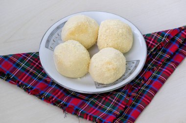 Seramik tabakta popüler Bengali Kachagolla tatlısı. Bu lezzetli ziyafet yumuşak, süngerimsi dokusu ve ince tatlılığıyla bilinir..