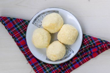 Lezzetli Kachagolla tatlısı, popüler bir Bengali tatlısı, seramik tabakta. Yumuşak, süngerimsi dokusu ve ince tatlılığıyla bilinir. Üst görünüm.