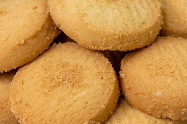 Lezzetli yuvarlak bisküvilerin yakın çekimi. Lezzetli kurabiyelerin makro dokusu.