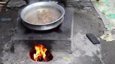 Geleneksel Çamur Sobası 'nda gümüş kapta otantik Bangladeş Biftek Körisi (Kolija Bhuna) kaynıyor. Köy Aşçılık Sahnesi Buharlı, Lezzetli Yemekler.