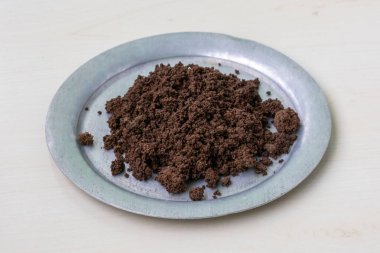 Çatal bıçak takımında siyah çay taneleri kullanılmış. Bu çok yönlü çay kalıntıları doğal bitki gübresi, etkili deodorant ya da temizlik için kullanılabilir..