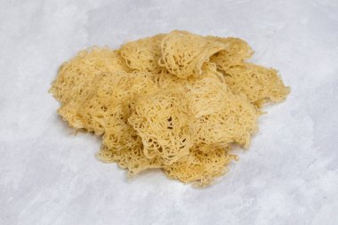 Lezzetli çıtır Siris Pitha, geleneksel Bangladeş pirinç unu keki. Şırınga Pitha ya da Phul Pitha kadar popüler olan bu Bengali yemeği eşsiz ve enfes bir doku sunar..