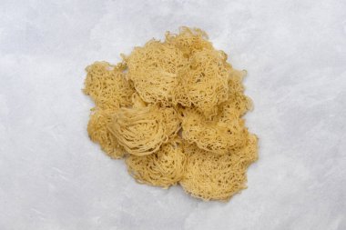 Çok popüler ve lezzetli çıtır Siris Pitha veya Sirish Pitha. Bu geleneksel Bangladeş pirinç unu keki, şırınga ya da Phul Pitha olarak da bilinir, lezzetli bir çıtır çıtır sunar..