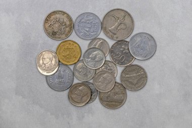 Yüzeye saçılmış eski uluslararası para koleksiyonu. Hindistan, Tayland, Singapur, Malezya ve Birleşik Arap Emirlikleri 'nden gelen klasik para birimi. Para geçmişi.