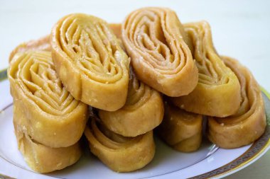 Lezzetli Gaja, arka planda bulanık, yakın plan deseni olan tatlı bir yığın. Geleneksel Haja, Khajuri, Chiroti, Chirote Bangladeş ve Hindistan 'da popülerdir..