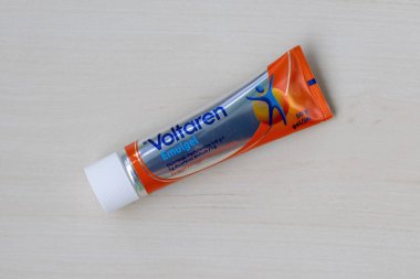 Dilimlenmemiş Voltaren Emulgel 50 gm tüp ve dilofenac dietilamin. Çeşitli vücut ağrıları için popüler ve etkili bir güncel ağrı kesici..