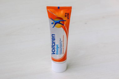 Voltaren Emulgel diclofenac dietilamin 50 gm tüp. Kas ağrıları ve iltihap için etkili ağrı kesici. Konulu ağrı kesici..
