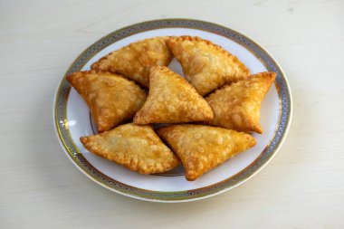 Bangladeş, Pakistan ve Hindistan 'da lezzetli kızarmış sığır etli samosalar, popüler lezzetli atıştırmalıklar. Samsa, sambosa, sambusak, sanbusak olarak da bilinir..