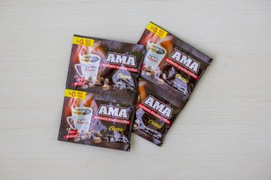 Açık Ahşap yüzeyde AMA Otantik Brezilya Çözünür Kahve Tozu Klasik Mini Paketleri. Rich Flavor ve Hızlı Zevk İçin Anlık Hazır Kahve.