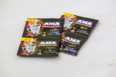 Açık Ahşap Arkaplan 'daki AMA Otantik Brezilya Soluble Kahve Tozu Mini Paketleri' nin yakın çekimi. Hızlı ve Kolay Bira İçin Klasik Anlık Kahve.