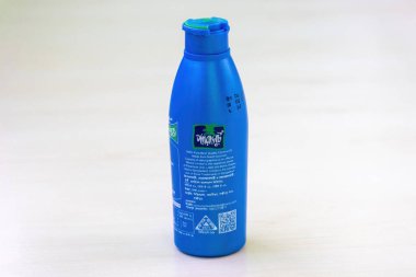 Paraşüt Gelişmiş 100 ml hindistan cevizi yağı şişesinin yakın çekimi. Tüm saç tipleri ve çözümler için ideal. Sağlıklı, güçlü ve parlak saçlar. Güzellik ve kişisel bakım için mükemmel..