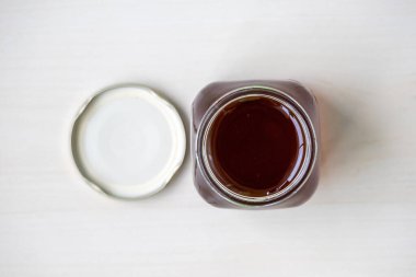 Açık bir kavanozda saf Sundarban Ormanı balı doğal tatlılığını sergiliyor. % 100 saf, en iyi görüntü, doğal tatlandırıcı ya da yemek eşliğinde mükemmel..