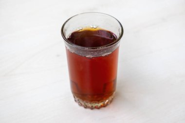 Ferahlatıcı bir bardak sıcak siyah çay, zamansız ve sağlıklı bir içecek. Bu canlandırıcı kırmızı çay içeceği rahatlatıcı bir mola için ideal sıcaklığı sağlıyor..