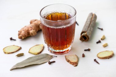 Kaplama yaprak, kakule, tarçın, karanfil ve zencefil ile çevrili bir bardakta koyu siyah ya da kırmızı çay. Geleneksel, sağlıklı ve davetkar baharatlı bir içecek..