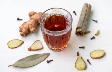 Kaplama yaprak, kakule, tarçın, karanfil ve zencefil ile çevrili bir bardakta koyu siyah ya da kırmızı çay. Geleneksel, sağlıklı ve davetkar bir baharat içeceği..