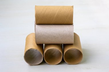 Boş tuvalet kağıdı rulo çekirdekleri yığını. Kağıt tüpler ve karton rulo kağıtlar. Kıtlığın, tüketimin veya atıkların geri dönüşümünün katı bir görüntüsü.