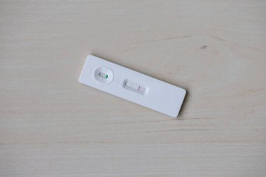 Negatif sonuçlu yumurtlama testi. Tahta Arkaplan Üzerinde Luteinizing Hormonu (LH) Test Kiti.