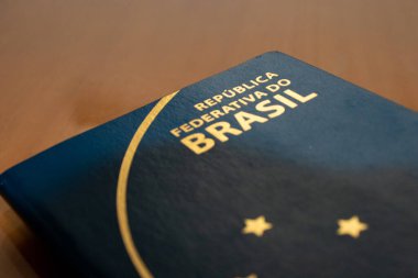 Brezilya pasaportu ve sayfasında yazı var. Brezilya seyahat konsepti. Boşluğu kopyala, metin.