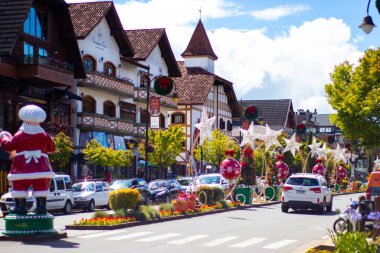 Gramado, Rio Grande do Sul, Brezilya - 20 Aralık 2023: Gramado-RS 'de Noel süslü cadde.