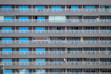 Modern ofis alanlarına sahip bina.