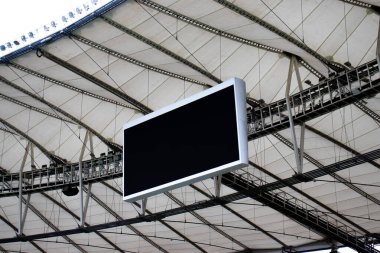 Maç özetlerini ve skoru göstermek için bir futbol stadyumundaki büyük ekran.