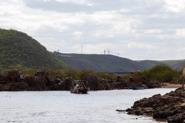Yarı kurak bölgenin kayalar ve bitki örtüsü arasındaki So Francisco Nehri 'nde bir tekne.