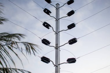 Mülkü hırsızlardan ve hırsızlardan korumak için elektrikli çit yerleştirildi.