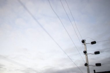Mülkü hırsızlardan ve hırsızlardan korumak için elektrikli çit yerleştirildi.