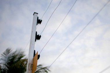 Mülkü hırsızlardan ve hırsızlardan korumak için elektrikli çit yerleştirildi.